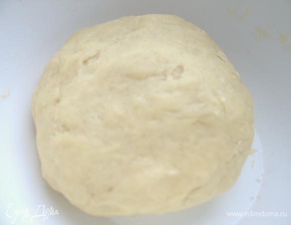 Замесить песочное тесто.