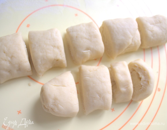 Скатать в колбаску и поделить на порции.