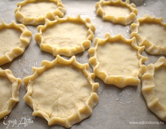 Перенести на смазанный противень. Я сразу защипала бортики.