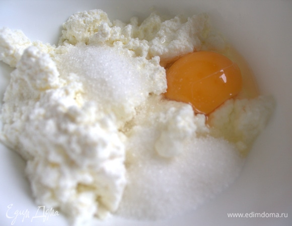 Для начинки все смешать. Если творог влажный, добавить крахмал.