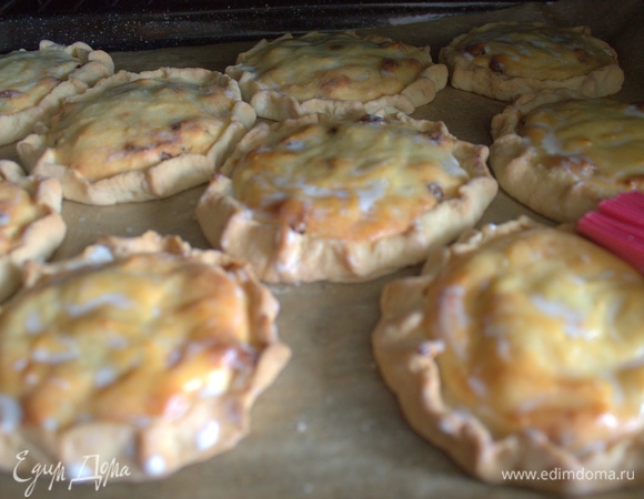 Выпекать 20–25 минут при 180°C. Я смазала сливками. Можно желтком или яйцом.