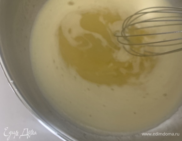 В горячее (почти кипящее) масло добавить соду и интенсивно размешивать, масса должна шипеть и пениться. Снимаем с плиты и добавляем сметану (большие, с горкой ложки), размешиваем и частями вводим муку.