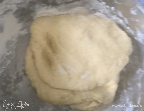 Муки, возможно, уйдет больше или меньше. Тесто должно быть мягким и эластичным, не должно липнуть к рукам.