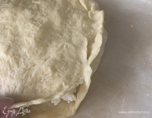 Вторую часть теста тоже растягиваем, выкладываем сверху и соединяем края.