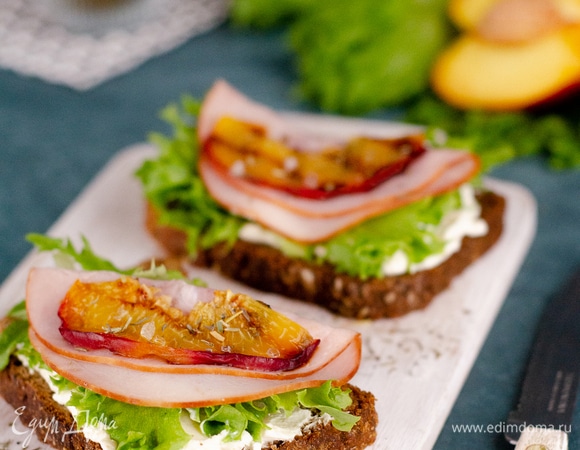 Нектарин нарезать на кусочки и поджарить на гриле.