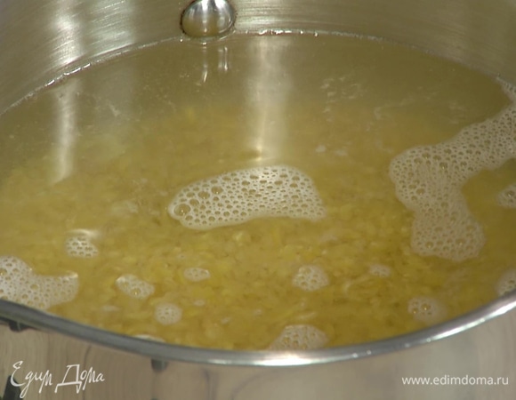 В небольшом сотейнике вскипятить пол-литра воды, всыпать булгур и довести до кипения, затем снять с огня, накрыть крышкой и дать постоять — крупа должна впитать в себя жидкость.