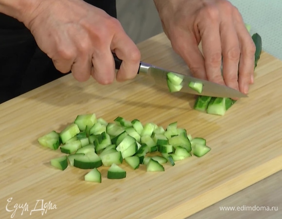 Огурец и помидоры нарезать кубиками.