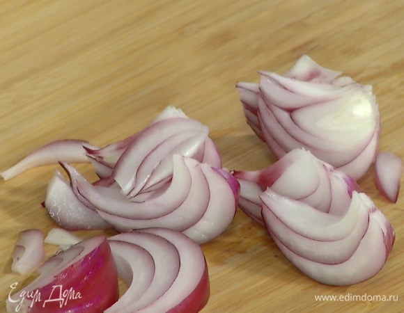 Красный лук почистить и нарезать тонкими дольками.