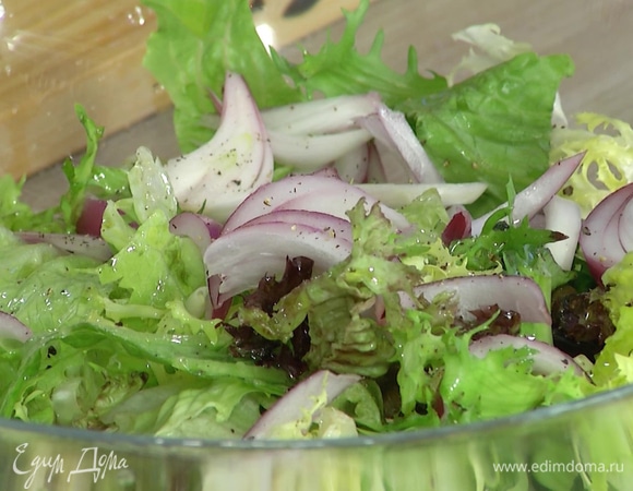Все нарезанные овощи выложить в глубокую миску, добавить каперсы и салатные листья, заправить оливковым маслом и выжатым из половинки лимона соком, посолить, поперчить, посыпать травами.