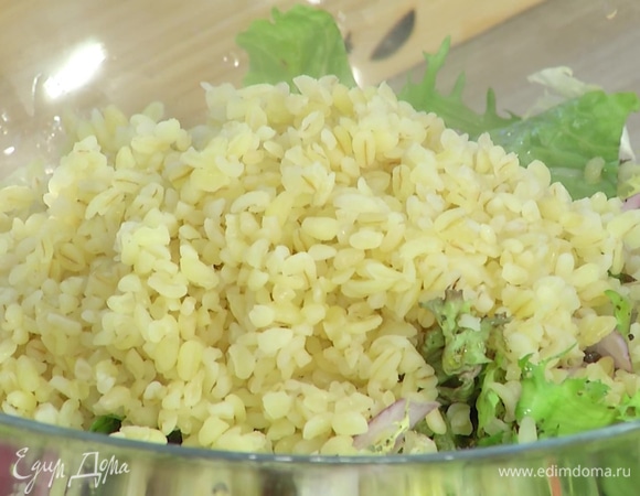 Добавить к овощам готовый булгур по вкусу, все перемешать.