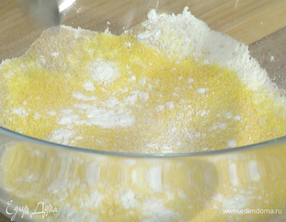 Гречневую и рисовую муку всыпать в глубокую миску, добавить кукурузную крупу, разрыхлитель и соль, все перемешать.