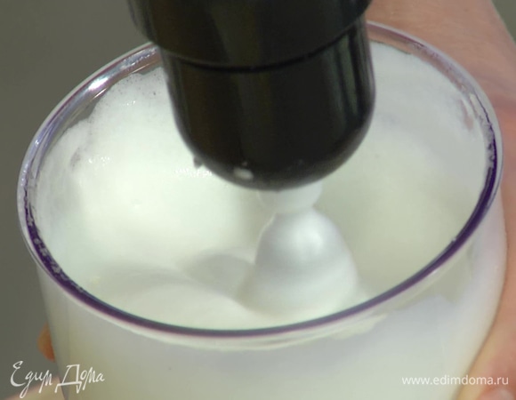 Желтки отделить от белков, белки взбить в пышную пену.