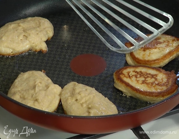Разогреть в тяжелой сковороде оливковое масло, ложкой выкладывать тесто и жарить оладьи с двух сторон.