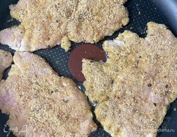 Шницель обмакнуть с двух сторон в след. последовательности: в муке> в яйце> в сухарях. Выкладывать на сковороду с уже разогретым растительным маслом. Я жарю на оливковом рафинированном.