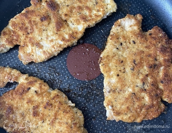 Жарить по 5 мин. с каждой стороны. Подавать горячими со свежими овощами, полив горчичным соусом. Приятного аппетита!