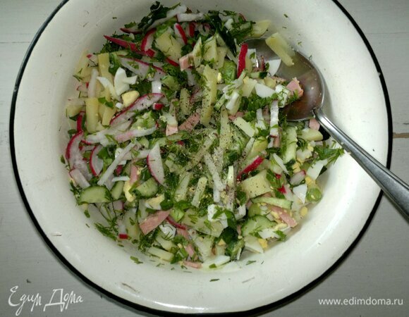 Нарезанные продукты перемешать, поперчить.