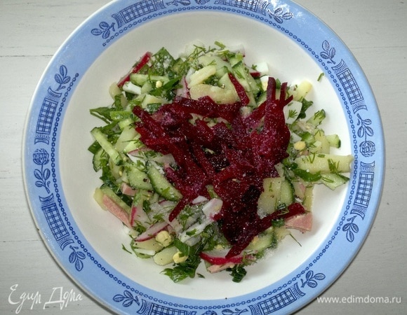 В каждую тарелку для подачи разложить овощную массу, добавить немного свеклы.