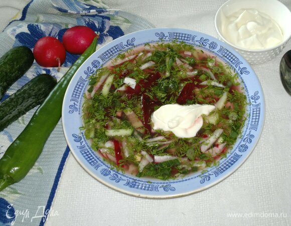 Подать окрошку к столу. Каждый солит, перчит и добавляет сметану по своему вкусу.