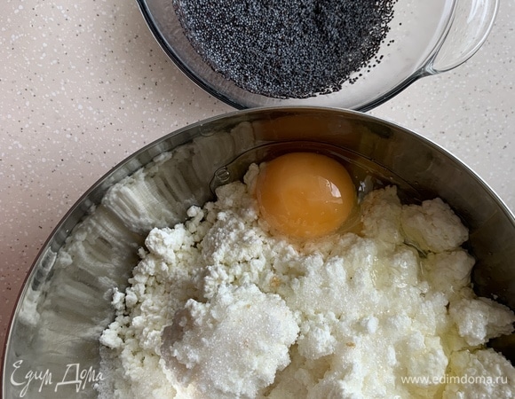 Мак залить кипятком, пока готовим «Бомбочки». К творогу добавить часть сахара и яйца, перемешать.