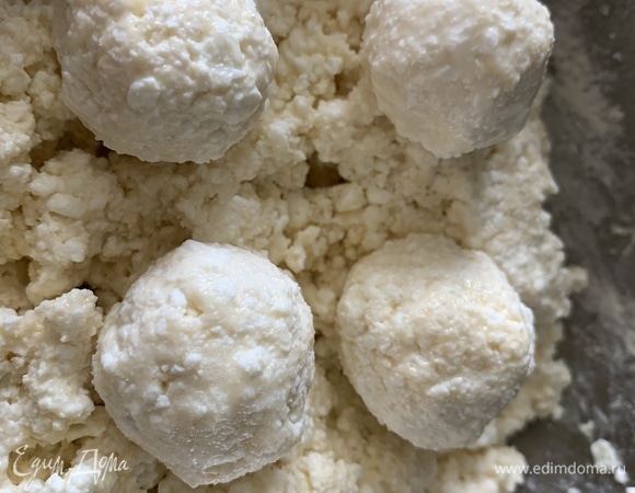 Добавляем муку, вымешиваем и формируем «Бомбочки» размером с грецкий орех.