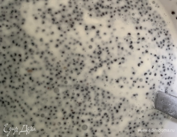 Для заливки соединяем сметану, оставшийся сахар и мак.