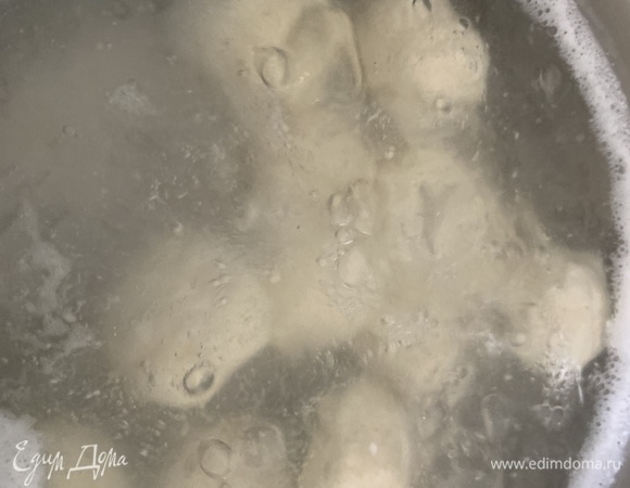 В кипящую и подсоленную воду опускаем наши «Бомбочки». Всплывут — переносим в форму для запекания.