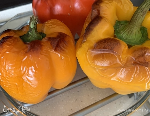 Запекаем перцы при 190–200°C в течение 20–30 минут. Счищаем шкурку (можно предварительно выдержать в пакете). Удаляем плодоножку и нарезаем по желанию.
