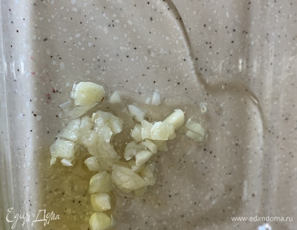 Соединяем ингредиенты для маринада: уксус, масло, мед и раздавленный чеснок. Соль и перец добавляем по вкусу.