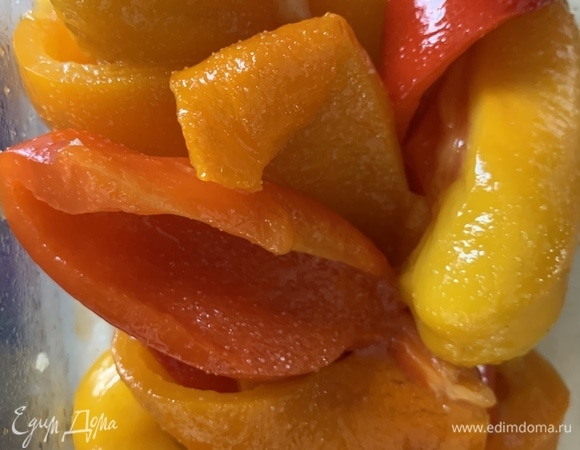 Укладываем перец в маринад, хорошенько перемешиваем и отправляем мариноваться в холодильник на 12 часов. Подаем с брынзой и зеленью.