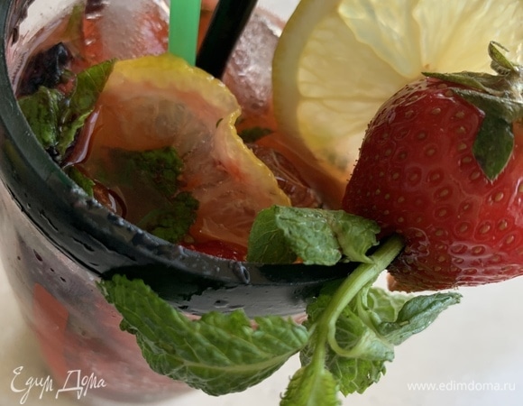 В высоком стакане слегка помять зелень с медом/сахаром и лимоном (часть оставить для украшения), добавить клубнику, перемешать до растворения сладкой составляющей. Положить лед и залить минеральной водой, потрясти и наслаждаться коктейлем!