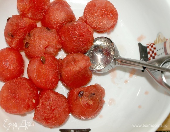 Грудинку нарезаем и обжариваем на сухой сковороде до корочки. Добавить красный молотый перец, перемешать и готовить 1 минуту. Пока готовится грудинка, мякоть арбуза нарезаем или ложкой для мороженого вырезаем шарики. Отправляем арбуз в миску.