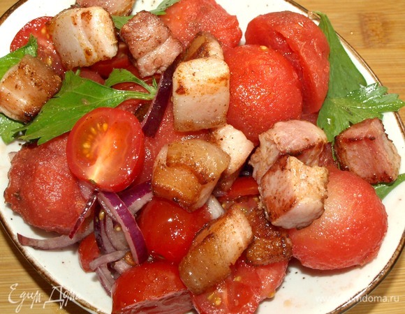 Добавляем сверху горячую обжаренную грудинку.