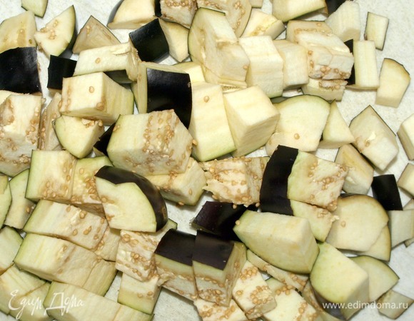 Вес продуктов указан в подготовленном виде. Баклажаны крупно нарезать, отправить в дуршлаг, посыпать солью и оставить на 30 минут. Пока баклажаны расстаются с горечью, приготовим тесто.