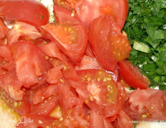 Помидоры нарезать крупными кусками, сохранить сок. Зелень (укроп, петрушка и зеленый лук) мелко порубить.