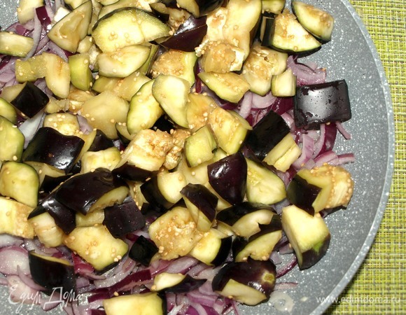 Лук и чеснок обжарить на растительном масле до мягкости лука. Баклажаны промыть от соли, отжать и добавить к луку. Готовить 5–7 минут. Добавить соль и перец по вкусу.