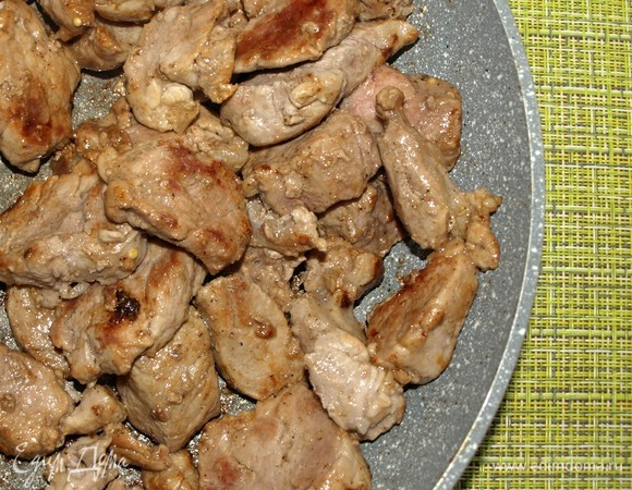 Телятину нарезать средними кусками. Отдельно обжарить. Обжариваем 10 минут в раскаленном масле. Добавить соль и перец по вкусу.