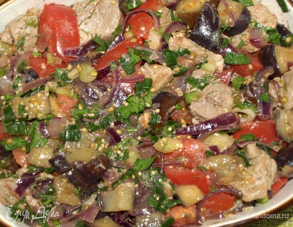 В миске соединяем обжаренную телятину, баклажаны с луком, свежие помидоры и зелень. Выкладываем в форму для запекания.