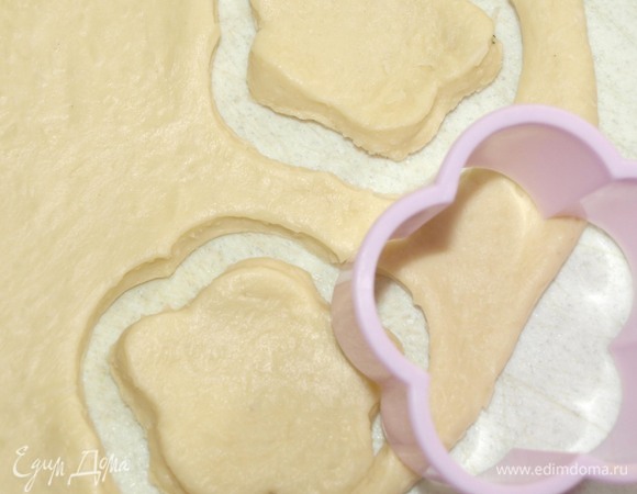 Тесто раскатать и вырезать различные фигурки.