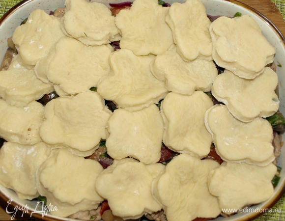 Выкладываем тесто на овощи с мясом. Или просто порвать раскатанное тесто руками и выложить на мясо с овощами. Если останется тесто, то можно приготовить просто сконы.