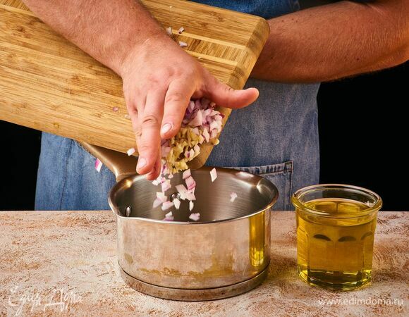 Лук, нарезанный кубиками, обжарьте вместе с чесноком в оливковом масле.