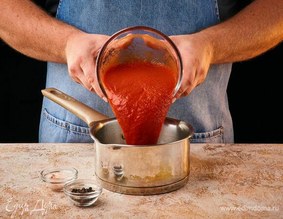 Добавьте протертые помидоры, посолите, поперчите.