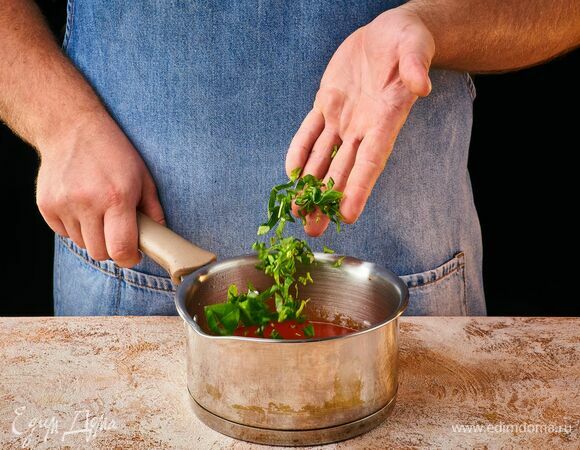 Всыпьте рубленый базилик. Тушите 10 минут.