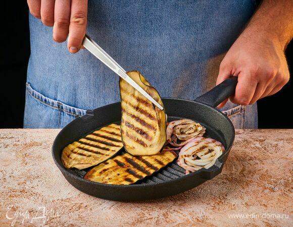 На сковороде-гриль обжарьте с обеих сторон баклажаны и лук, нарезанный кольцами.