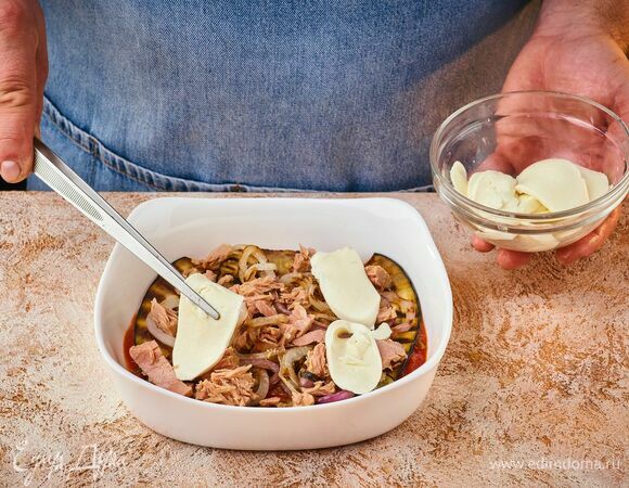 Сверху выложите кусочки моцареллы.