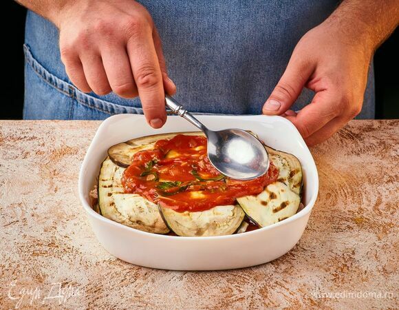 Далее — снова баклжаны и соус.