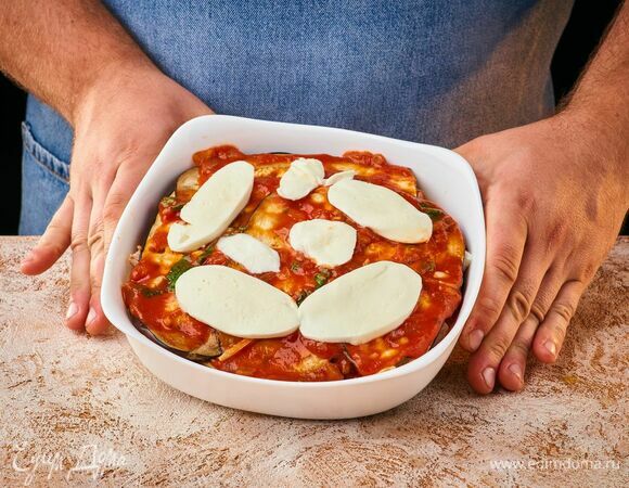 Выложите кусочки моцареллы и запекайте в заранее разогретой до 190°С духовке около 10 минут.