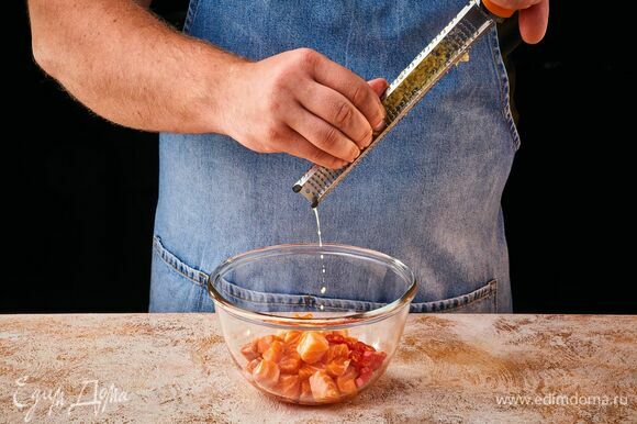 Приготовьте маринад. В глубокую чашу выложите рыбу, добавьте перец чили. Имбирь натрите на терке, получившийся сок без мякоти добавьте к рыбе.