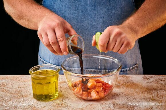 Влейте соевый соус, оливковое масло, сок половины лайма. Перемешайте и оставьте мариноваться на 10 минут.