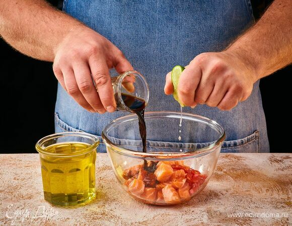 Влейте соевый соус, оливковое масло, сок половины лайма. Перемешайте и оставьте мариноваться на 10 минут.