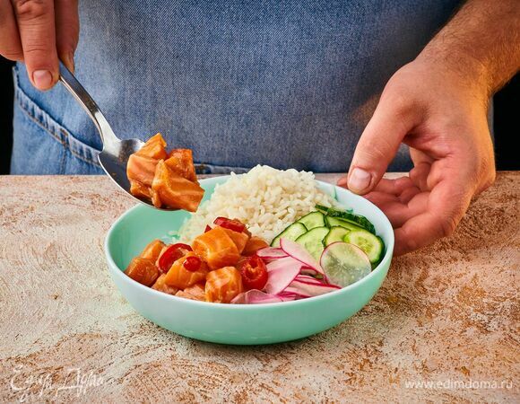 Выложите в глубокую тарелку Luminarc рис, кубики лосося, измельченные огурцы, редис. Посыпьте рыбу кунжутом и рубленым зеленым луком.